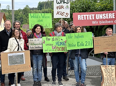 Urban Mangold mit demonstrierenden