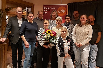 Katharina Steininger, vorne mit ihren beiden Töchtern, ist nun offizielle Bürgermeisterkandidatin von Bündnis Waldschutz/ÖDP. Es gratulierten (von links): Bezirksrat Urban Mangold, Kreistagsfraktionsvorsitzende Agnes Becker, Bündnis Waldschutz-Sprecher Dr. Herbert Wurster, Diane Mohrhauer, Kreisrätin Anita Hofbauer, Simon Löwen, Roswitha und Elmar Nothaft. Foto: privat.