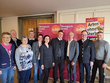Kreisvorstandsmitglied Dr. Claudia Faßbender, Kreisrat Karl Haberzettl, stellv. Kreisvorsitzende Maria Schöfberger, Stadtrat Franz Prügl, Landesvorsitzende Agnes Becker, Kreisvorstandsmitglied Ronja Zöls-Biber, Landesvorsitzender Tobias Ruff, der krankenhauspolitische ÖDP-Sprecher und Kreistagsfraktionsvorsitzende Sepp Rettenbeck, Bezirksrat Urban Mangold und Kreisvorstandsmitglied Jörn Rüther.