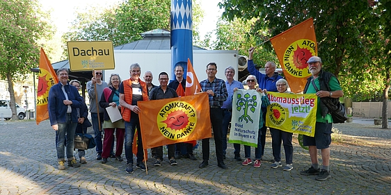 Die Teilnehmer der Tschernobyl-Mahnwache mit "Atomkraft? Nein Danke!" Fahne