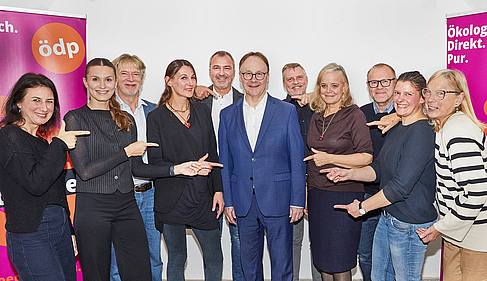 Ronja Zöls-Biber und Johanna Seitz, Stadtrat Franz Prügl, Mangolds Ehefrau Katrin, Kreisvorstandsmitglied Andreas Seitz, Kreisvorstandsmitglied Jörn Rüther, die Stadtratsmitglieder Dr. Eva Gerstl und Paul Kastner, Parteichefin Agnes Becker und Gudrun Dentler, die Sprecherin der Wählergruppe Aktive Passauer