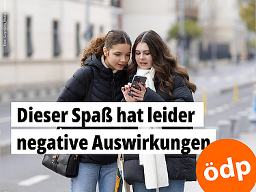 Schülerinnen schauen gemeinsam auf ein Smartphone