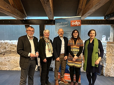 Beim Neujahrsempfang trafen sich u. a. die ÖDP-Politikerinnen und Politiker Bernhard G. Suttner, Agnes Edenhofer, Markus Kundendorf, Gwendolin Schlichte und Marion Gillinger (v.l.). Beim Neujahrsempfang trafen sich u. a. die ÖDP-Politikerinnen und Politiker Bernhard G. Suttner, Agnes Edenhofer, Markus Kundendorf, Gwendolin Schlichte und Marion Gillinger (v.l.).