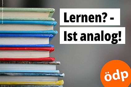 Bunte Bücher liegen aufeinandergestapelt