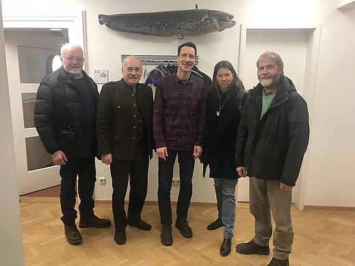 Das Foto zeigt den Leiter der Fischerei-Fachberatung im Bezirk Oberbayern, Dr. Bernhard Gum (Mitte) mit den Bezirksräten, vl. Max Keil, Hubert Dorn, Sabine Kaiser und Andreas Huber.