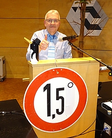 ÖDP-Gemeinderat Klaus Ries-Müller mit Klimastreifen-Krawatte ÖDP-Gemeinderat Klaus Ries-Müller mit Klimastreifen-Krawatte