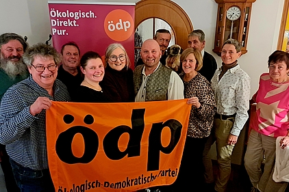 Das Team der ÖDP/PU stellt sich zur Stadtrats- und Bürgermeisterwahl (v.l.): Johann Freundshuber (PU), Dr. Matthias Raps, Johann Vetter (PU), ÖDP-Landes- und Kreisvorsitzende Agnes Becker, Stadträtin Simone Privo, Stadtrat und Bürgermeisterkandidat Bernhard Simmelbauer, Reinhold Weiss (PU), Nicole Gratius-Trautner, Hermann Dollinger, Christine Dachsberger-Bauer und Linda Roth (PU). Das Team der ÖDP/PU stellt sich zur Stadtrats- und Bürgermeisterwahl (v.l.): Johann Freundshuber (PU), Dr. Matthias Raps, Johann Vetter (PU), ÖDP-Landes- und Kreisvorsitzende Agnes Becker, Stadträtin Simone Privo, Stadtrat und Bürgermeisterkandidat Bernhard Simmelbauer, Reinhold Weiss (PU), Nicole Gratius-Trautner, Hermann Dollinger, Christine Dachsberger-Bauer und Linda Roth (PU). 