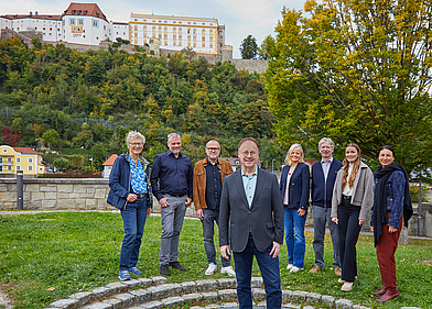 Urban Mangold (vorne) soll OB-Kandidat werden. Das unterstützen (v. l.) Dr. Claudia Faßbender, Jörn Rüther, Paul Kastner, Dr. Eva Gerstl, Franz Prügl, Johanna Seitz und Ronja Zöls-Biber