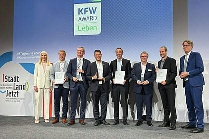 Der Denzlinger ÖDP-Bürgermeister Markus Hollemann und Kämmerer Martin Ziegler repräsentieren Denzlingen bei der Verleihung des KfW Awards Leben 2025 im Rahmen des Deutschen Kommunalkongresses 2025