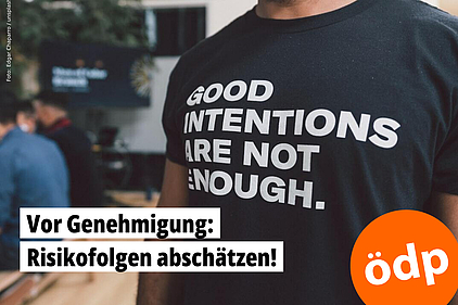 Vor Genehmigung: Risikofolgen abschätzen Ein Mann trägt ein T-Shirt mit dem Aufdruck "good intentions are nor enough"