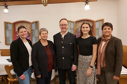 Sie gratulierten Bezirksrat Urban Mangold und seiner Stellvertreterin Johanna Seitz (2.v.r.) zur Wiederwahl an die ÖDP-Bezirksspitze ( von links): Agnes Becker, Maria Schöfberger und Anita Hofbauer. Foto. Schmid.