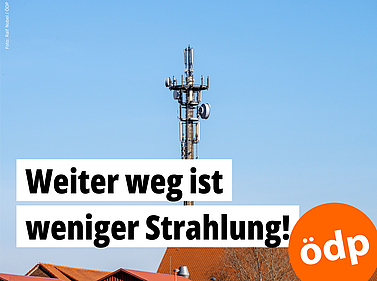 Hinter Dächern ein Mobilfunkmast