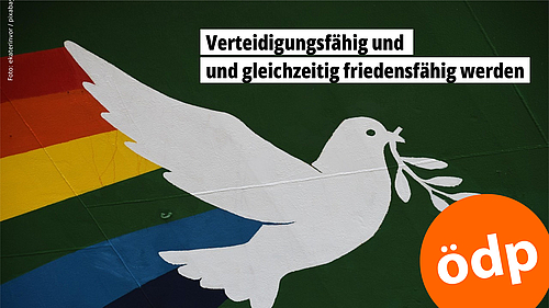 die symbolische Friedenstaube zeichnet mit ihrem Flug einen Regenbogen auf dunklem Hintergrund