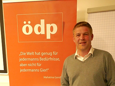 Tobias Ruff vor ÖDP Roll-Up