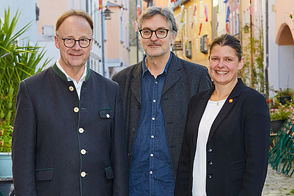 Urban Mangold und Agnes Becker gratulieren dem Landhuter OB-Kandidaten zu seiner Wiederwahl in den Bezirksvorstand