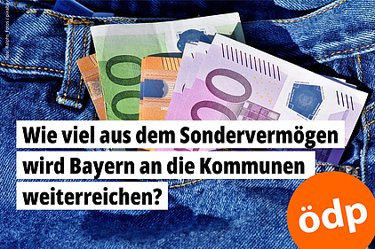 Wie viel des Sondervermögens wird Bayern an die Kommunen weiterreichen? Geldscheine lugen aus einer Jeans-Hosentasche
