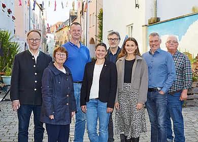 ÖDP-Landesvorsitzende Agnes Becker (4.v.l.) gratulierte dem neuen niederbayerischen ÖDP-Bezirksvorstand zu seiner Wahl (von links): Vorsitzender und Bezirksrat Urban Mangold, die Beisitzer Brigitte Baueregger (Regen), Alois Erber (Rottal-Inn) und Heiko Helmbrecht (Landshut), die stellvertretende niederbayerische ÖDP-Vorsitzende Johanna Seitz (Passau), Bezirksschatzmeister Jörn Rüther (Passau) und Beisitzer Josef Pauli (Freyung-Grafenau). Es fehlt: die stellvertretende ÖDP-Bezirksvorsitzende Gamze Caglar (Kelheim). Foto: Josef Lang.