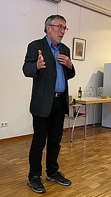 Bernhard Suttner beim Vortrag