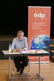 Bernhard Suttner liest aus seinem Buch