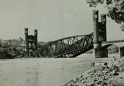 Die kurz vor Kriegsende zerstörte Kaiserin-Elisabeth-Brücke in Passau. Foto: SAP.
