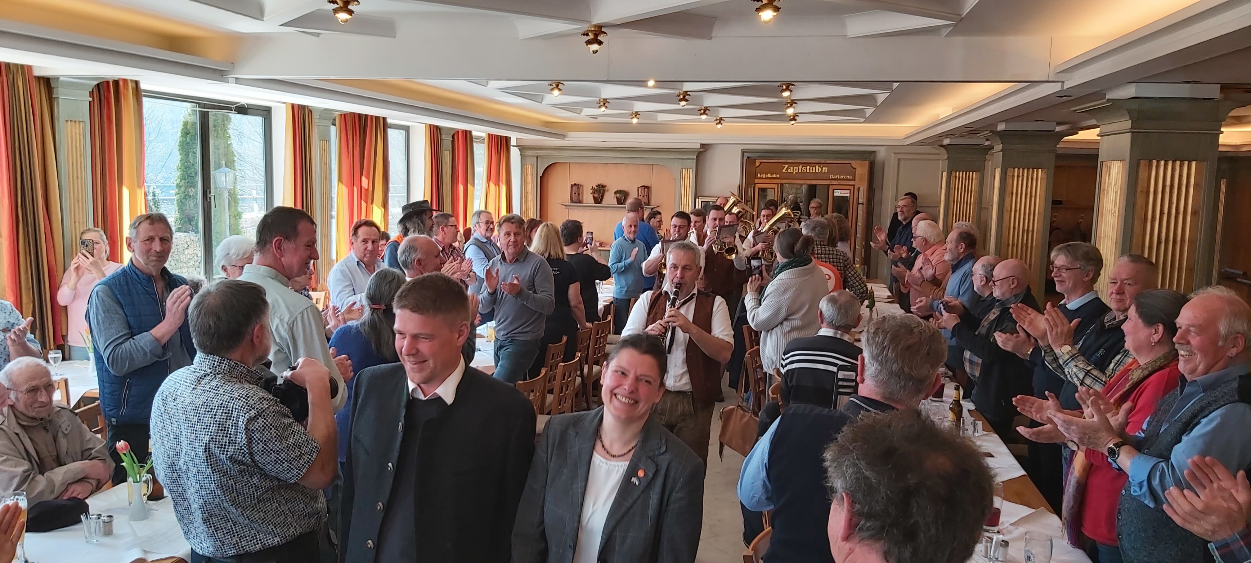 Beim Saaleinzug zum Politischen Aschermittwoch: die ÖDP-Landesvorsitzenden Agnes Becker und Tobias Ruff.